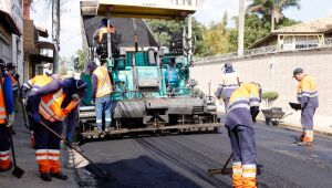 Estrada do Ribeir&atilde;o passa por requalifica&ccedil;&atilde;o com aplica&ccedil;&atilde;o de asfalto e reforma de guias