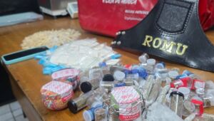 Romu detém dois suspeitos e apreende 849 porções de drogas no Jardim Revista