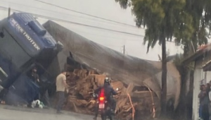 Carreta tomba e interdita rua de Brás Cubas em Mogi