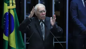 Ex-presidente José Sarney é internado com quadro de pneumonia