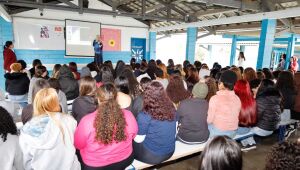 Departamento da Mulher leva orientações sobre violência e proteção para mais de 200 alunas