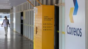 Após semana em greve, empregados dos Correios têm dissídio na segunda