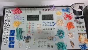 GCM de Suzano prende suspeito de tráfico e localiza 527 porções de drogas