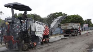 Rua Regina Cabalau Mendonça recebe recapeamento; prefeito acompanha início das obras