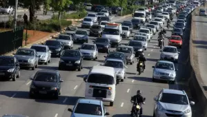 Motoristas devem redobrar cuidados ao dirigir na chuva; confira dicas