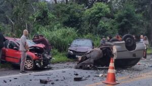 Colisão entre três veículos deixa quatro feridos na Mogi-Guararema; carro ficou partido ao meio