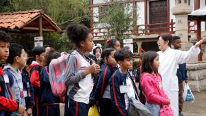 'Educando pela Cidade' contempla 1.808 crianças com visita a templo, parque e estádio