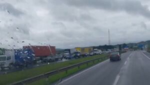 Caminhão tomba na Ayrton Senna, em Guararema