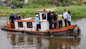 Prefeito e secret&aacute;ria estadual de Meio Ambiente vistoriam desassoreamento no rio Taia&ccedil;upeba