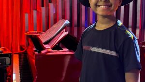 Leozinho participa do "Talk Raul", programa de Raul Gil, com músicas autorais.