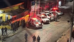 Protesto re&uacute;ne populares e policiais nos Predinhos, em Jundiapeba