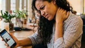 Uso excessivo do celular pode aumentar risco de dores no pescoço e nas costas