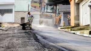 Programa de recapeamento de Ferraz avança por três bairros