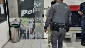 Mulher &eacute; presa por tentativa de homic&iacute;dio com faca em Aruj&aacute;