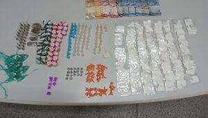 Dupla é presa com mais de 100g de drogas em Itaquá