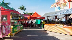 Feira livre noturna mant&eacute;m funcionamento no Centro de Conven&ccedil;&otilde;es