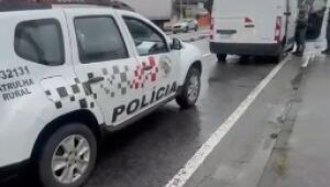 Homem é preso dirigindo van roubada em Suzano; vítimas são mantidas sob ameaça