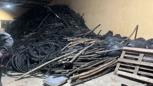 Oito pessoas são detidas com cerca de 5 toneladas de fios de cobre dentro de galpão em Itaquá