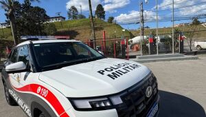 Motociclista bate contra poste durante fuga da PM em Itaqu&aacute;