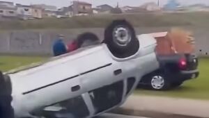 Dois carros capotam e deixam um ferido em Mogi