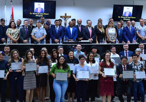 Câmara de Suzano homenageia 37 profissionais do Ano 2023 em sessão solene