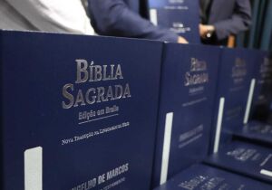 Prefeitura de Suzano recebe doação de Bíblia em braile