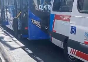 Dois ônibus e uma van se envolvem em acidente no Centro de Suzano