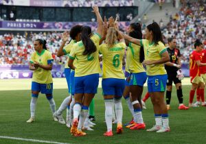 Seleção feminina perde para a Espanha, mas avança para as oitavas