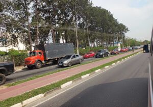 Rompimento de adutora provoca quilômetros de congestionamento em Suzano