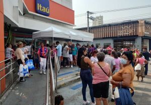 Longa fila se forma em agência bancária no Centro de Suzano; clientes protestam
