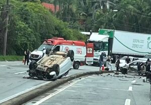 Acidente entre carros com capotamento deixa três feridos 

