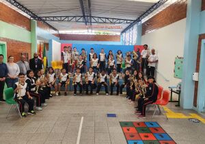 Artur Takayama visita escola contemplada com verba de emenda para compra de instrumentos musicais