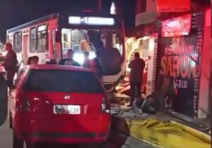 Carro colide com ônibus e atropela 12 pessoas em Mogi das Cruzes

