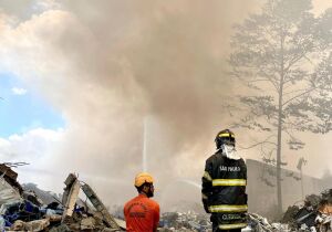 Trator pega fogo e incendeia fábrica de recicláveis em Itaquaquecetuba

