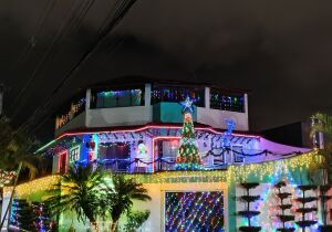 Casa decorada para o Natal chama atenção e encanta moradores de Suzano
