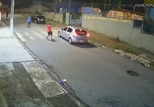 Família é rendida por trio armado e tem carro roubado em Poá
