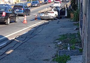 Carro bate em poste e congestiona Viaduto Ryu Mizuno