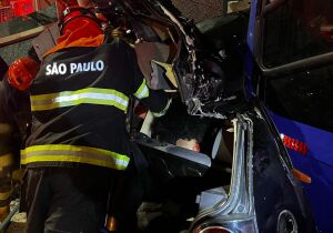 Colisão entre carro e ônibus deixa duas passageiras mortas e seis feridos em Suzano