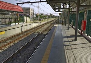 Homem assusta passageiros com faca na estação de trem de Poá