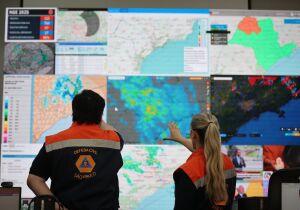 Frente fria avança e mantém chuva forte e risco elevado de transtornos em São Paulo até terça-feira 