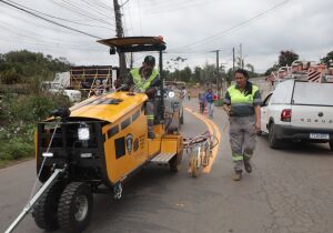 Transporte adquire máquina de pintura viária para alcançar mais bairros em menos tempo