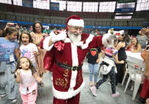Fundo Social recebe mais de 1,5 mil pessoas durante o 'Natal Solidário' na Arena Suzano