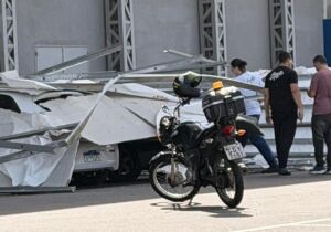 Lateral de supermercado cai em cima de carros em Suzano