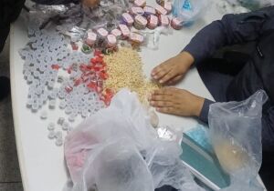 PM localiza 'casa bomba' com mais de 5,2 mil porções de drogas em Itaquá

