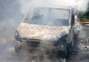 Caminhão pega fogo na Mogi-Bertioga; faixa adicional é interditada