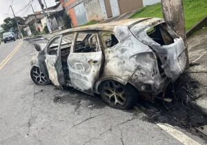 Jovem morre em acidente de moto e carro de motorista que fugiu é incendiado por populares em Itaquá
