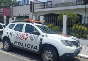 Homem agride mulher a socos e é preso em Suzano