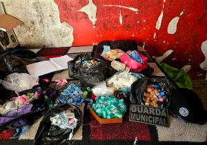 GCM de Itaquá apreende mais de 500 porções de drogas em casa-bomba