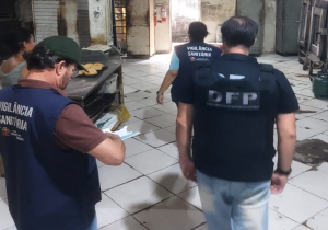 Fiscalização da Prefeitura fecha e multa fábrica de pães por irregularidades