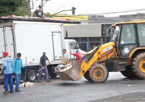 Prefeitura atua com mão de obra própria para garantir coleta de lixo em regiões afetadas